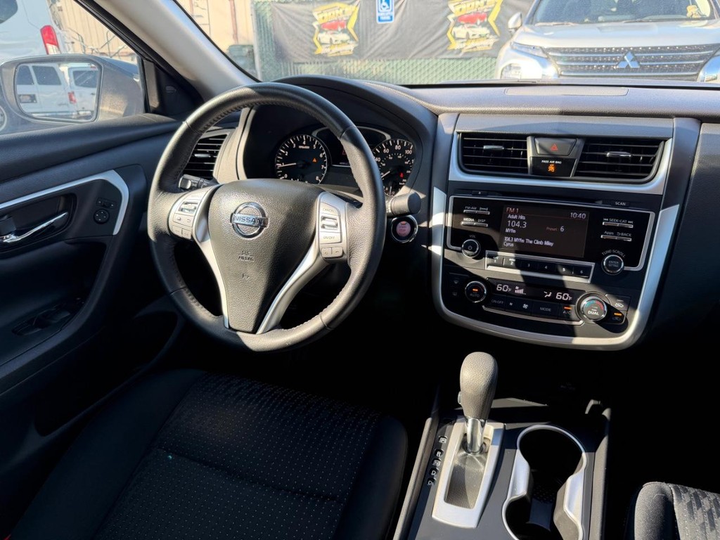 Nissan Altima Vehicle Full-screen Gallery Image 24