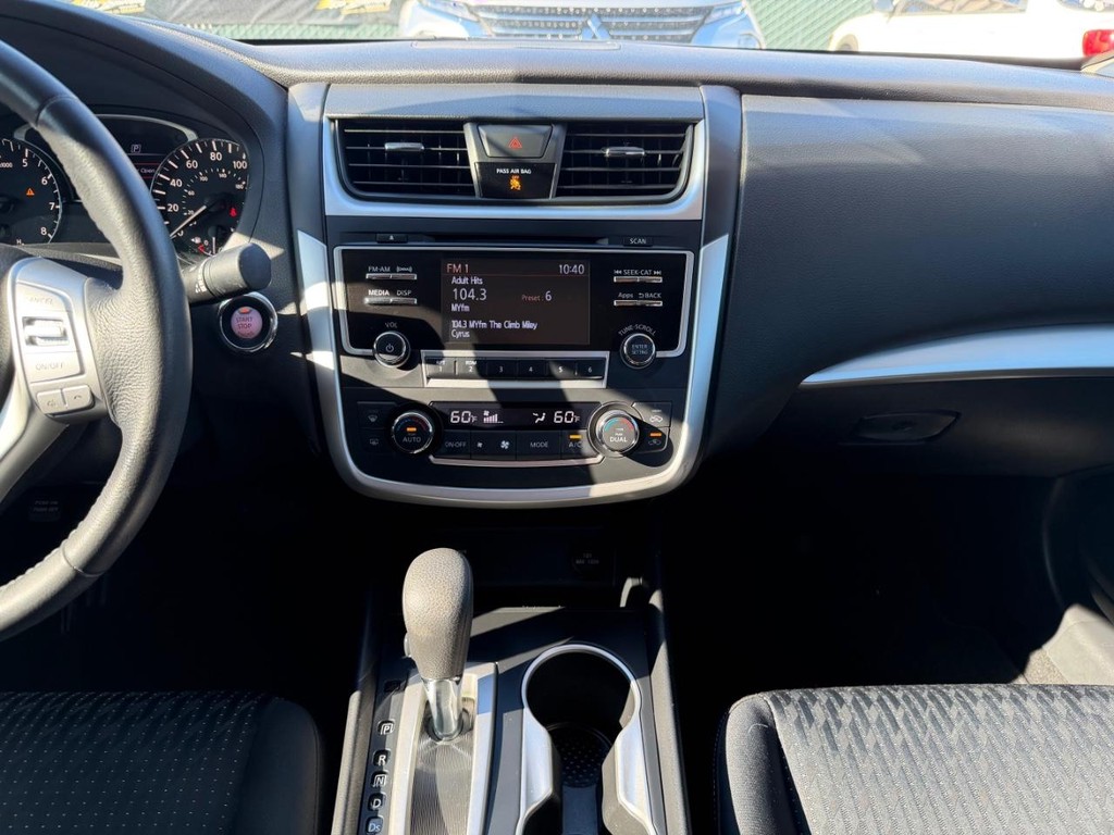 Nissan Altima Vehicle Full-screen Gallery Image 25