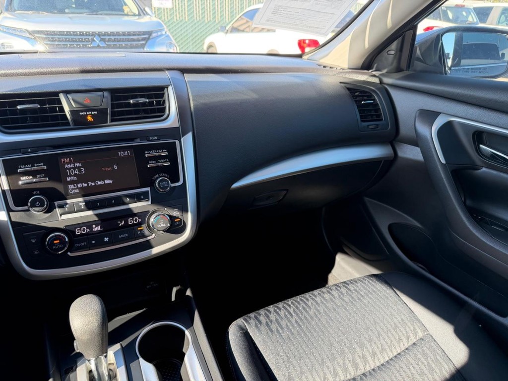 Nissan Altima Vehicle Full-screen Gallery Image 26