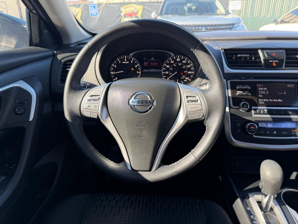 Nissan Altima Vehicle Full-screen Gallery Image 27