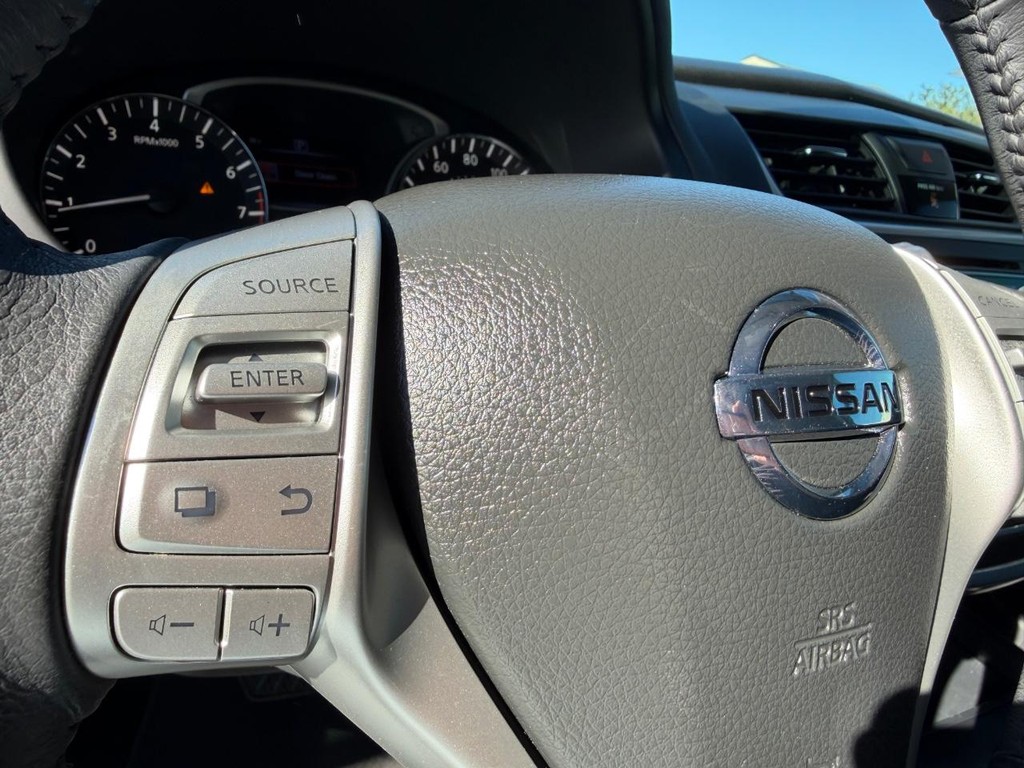 Nissan Altima Vehicle Full-screen Gallery Image 28