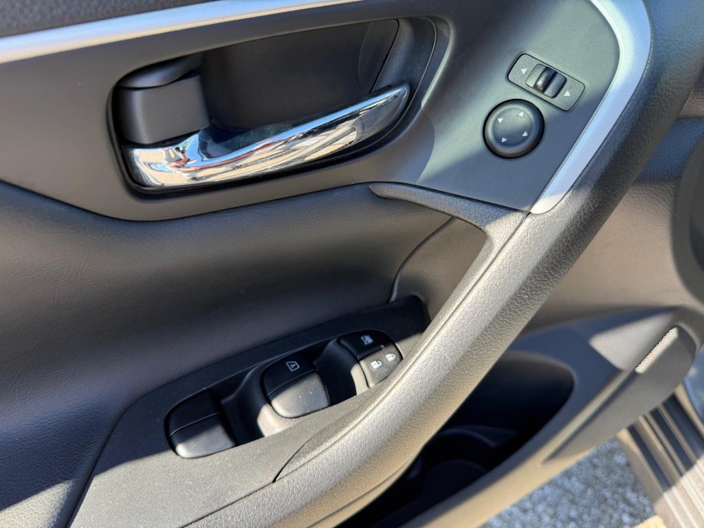 Nissan Altima Vehicle Full-screen Gallery Image 31