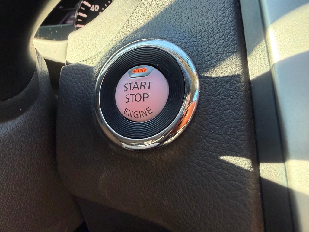 Nissan Altima Vehicle Full-screen Gallery Image 32