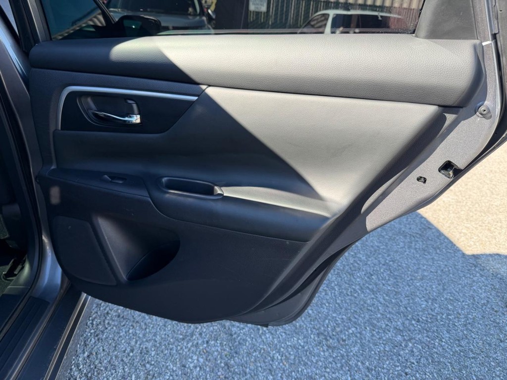 Nissan Altima Vehicle Full-screen Gallery Image 34