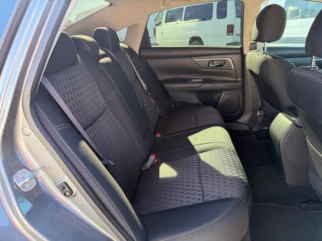 Nissan Altima Vehicle Full-screen Gallery Image 35