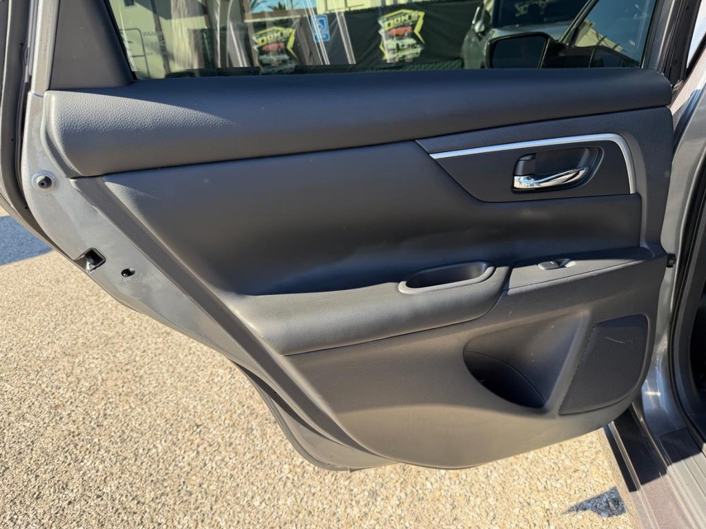 Nissan Altima Vehicle Full-screen Gallery Image 36