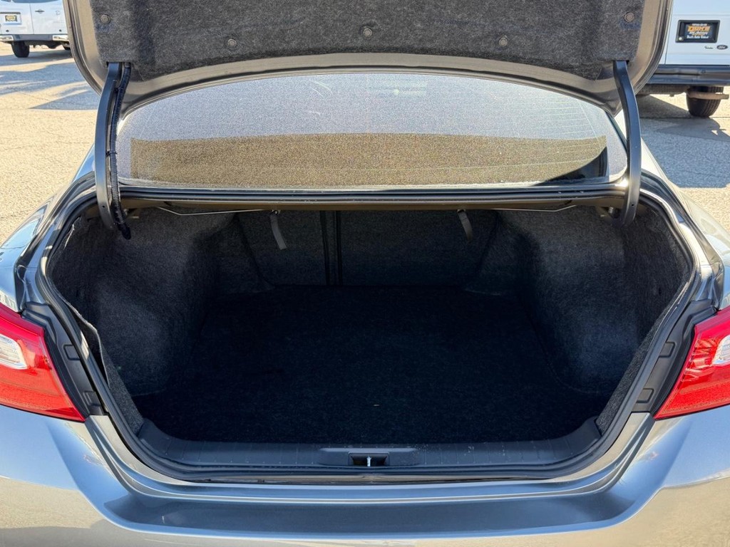 Nissan Altima Vehicle Full-screen Gallery Image 40