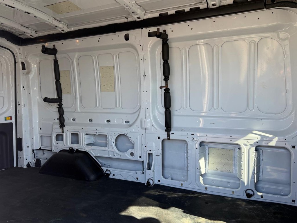 Ford Transit 350 Vehicle Full-screen Gallery Image 20