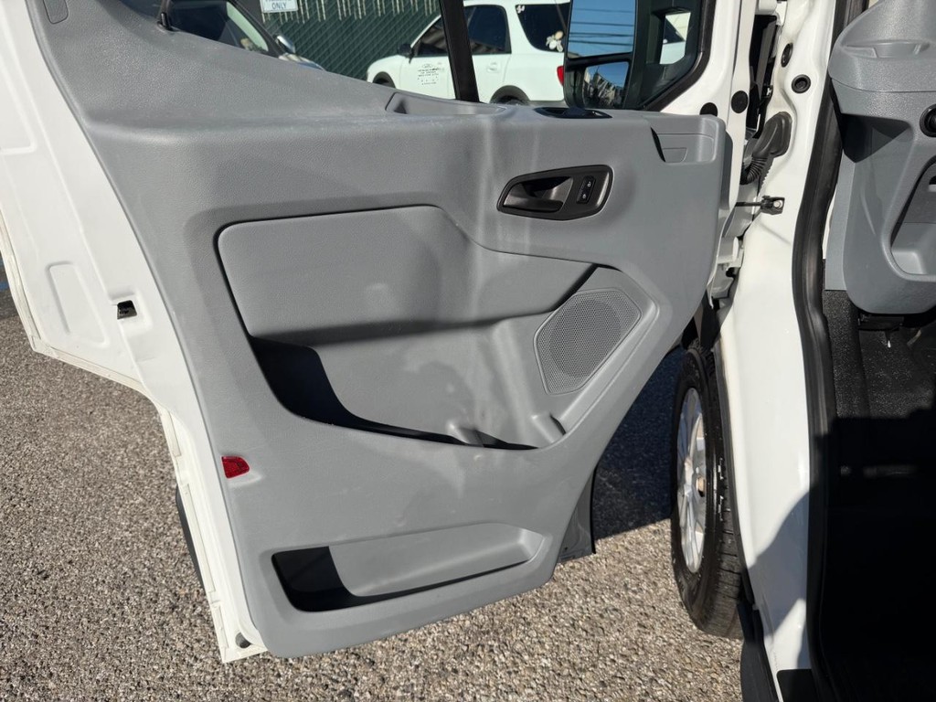 Ford Transit 350 Vehicle Full-screen Gallery Image 21