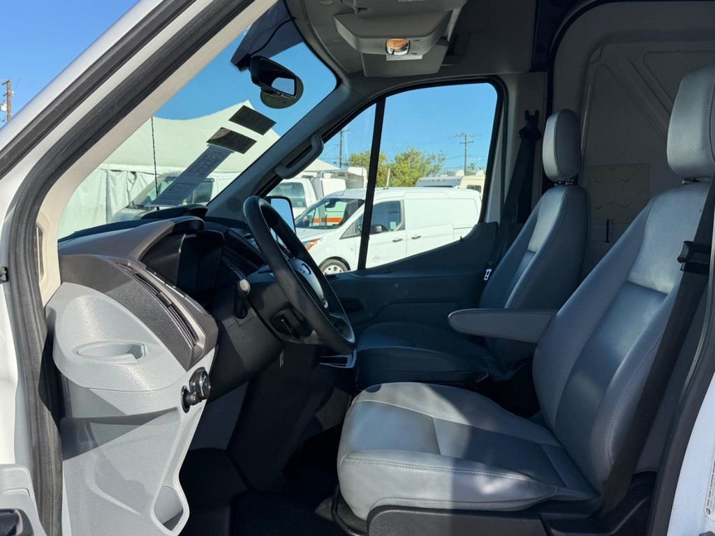 Ford Transit 350 Vehicle Full-screen Gallery Image 23