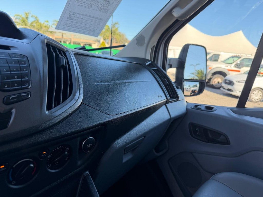 Ford Transit 350 Vehicle Full-screen Gallery Image 31