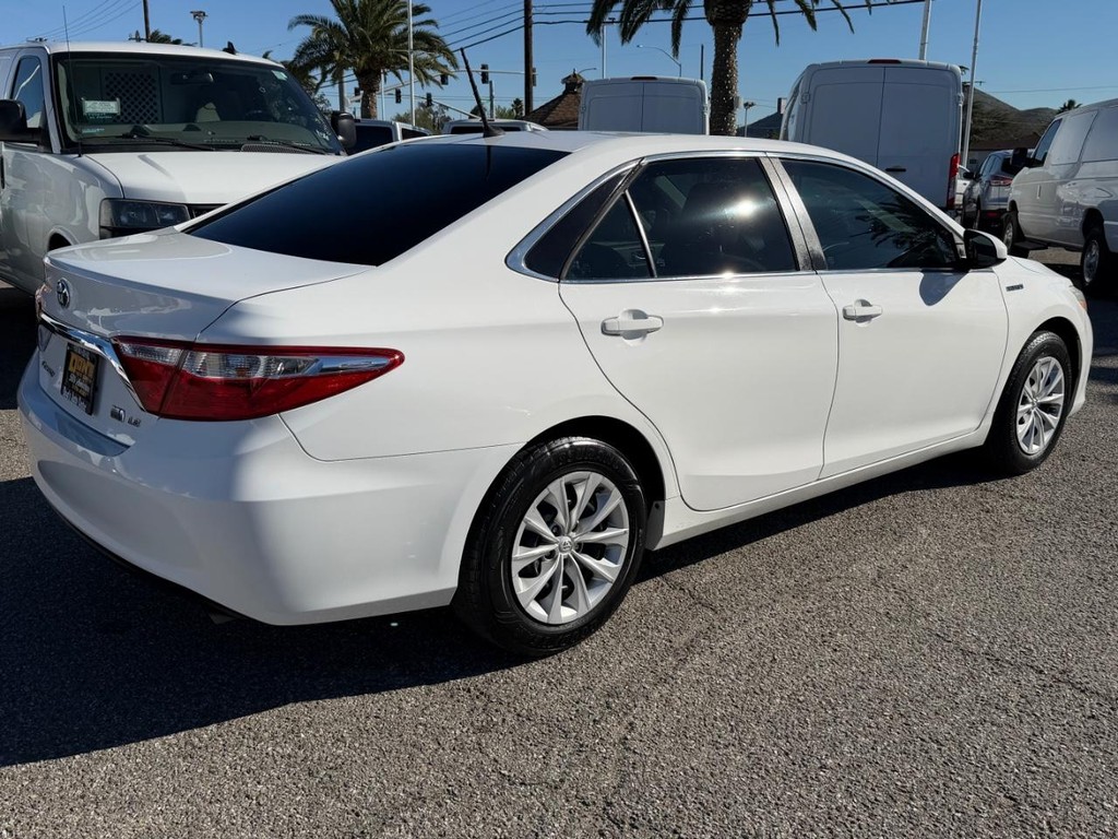 Toyota Camry Hybrid Vehicle Full-screen Gallery Image 06