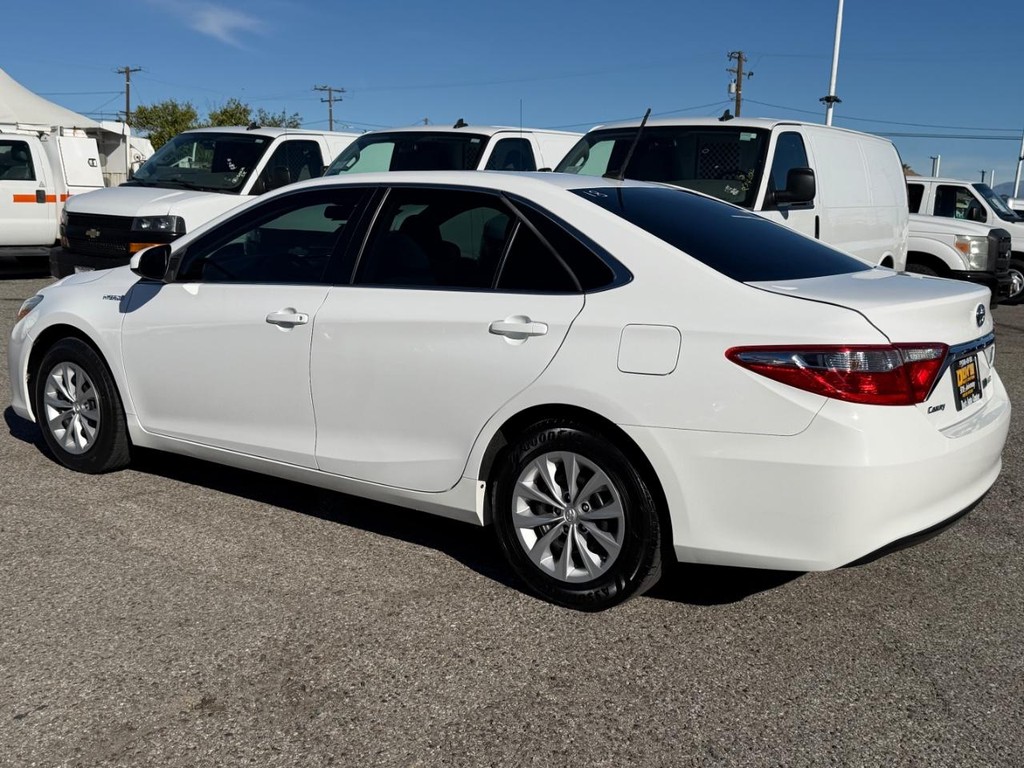 Toyota Camry Hybrid Vehicle Full-screen Gallery Image 09