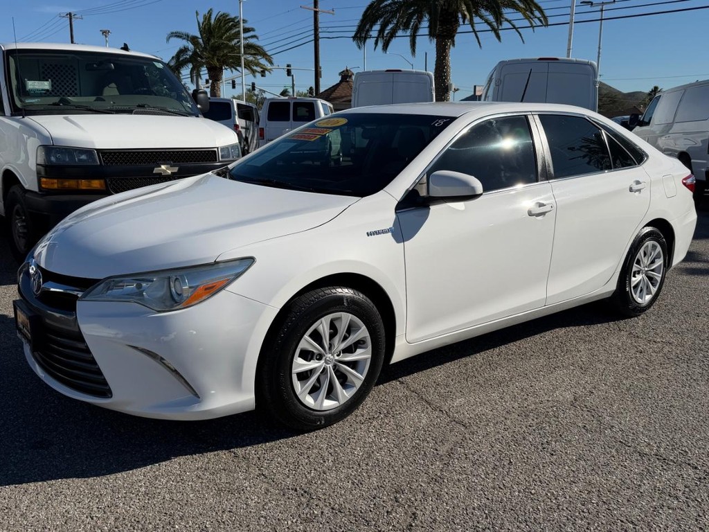 Toyota Camry Hybrid Vehicle Full-screen Gallery Image 12
