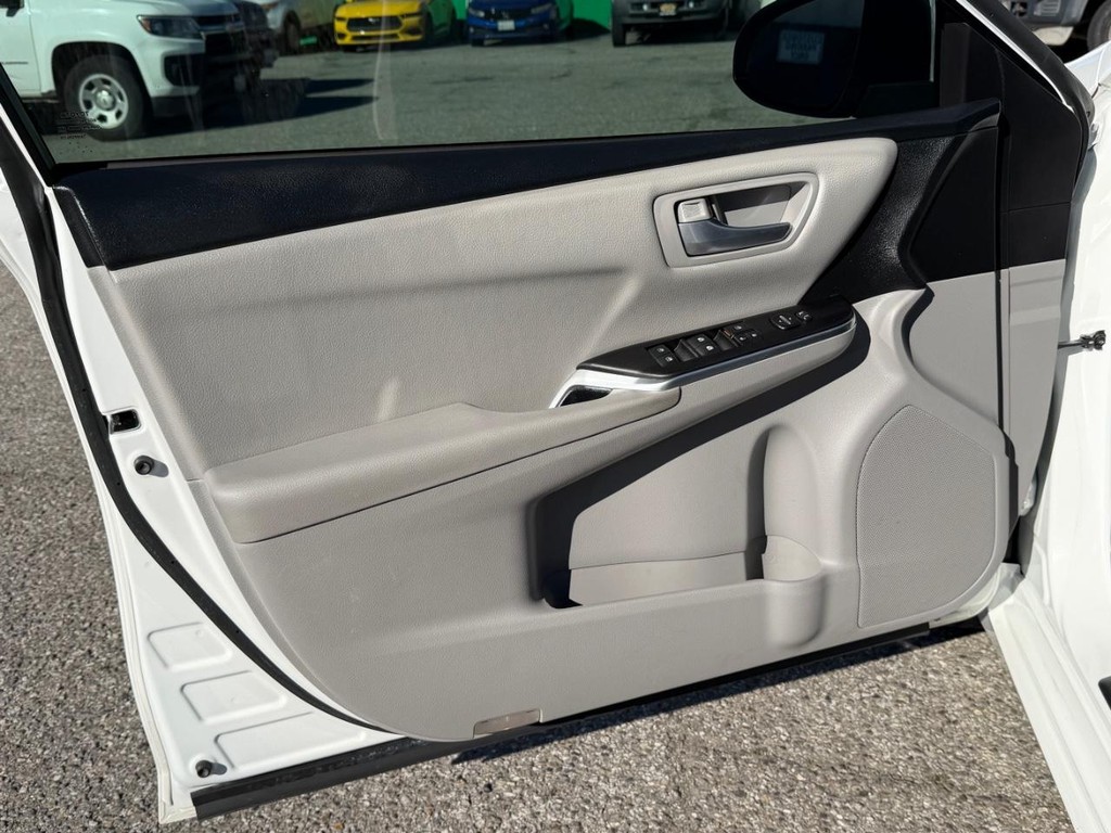 Toyota Camry Hybrid Vehicle Full-screen Gallery Image 15