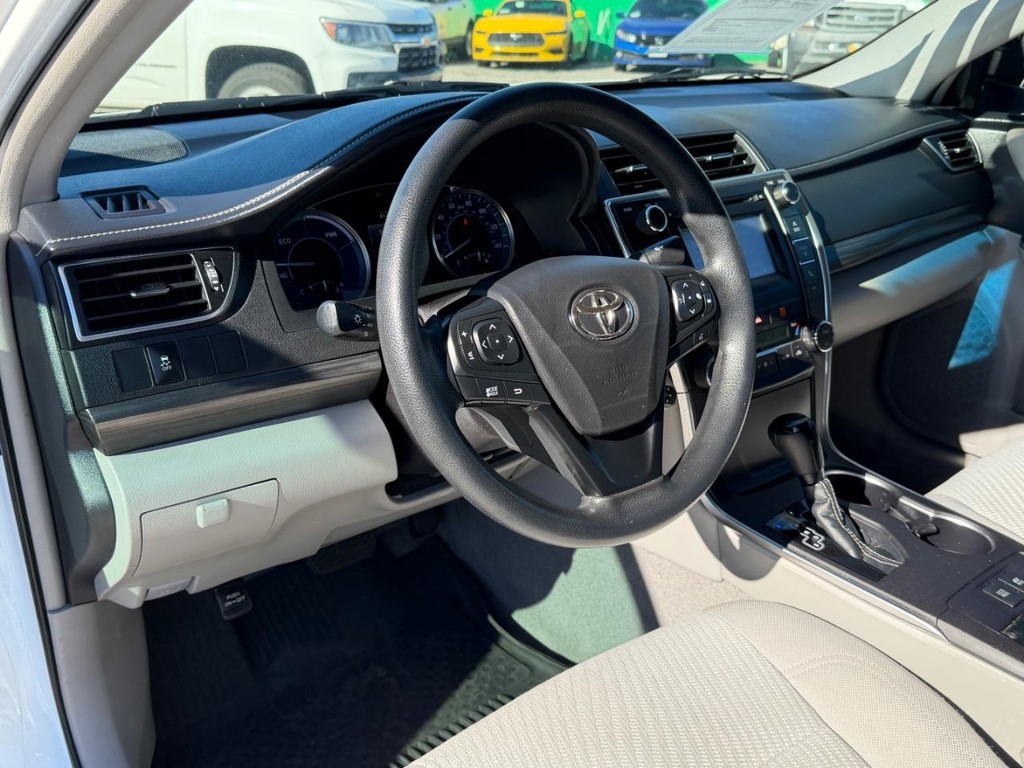 Toyota Camry Hybrid Vehicle Full-screen Gallery Image 16