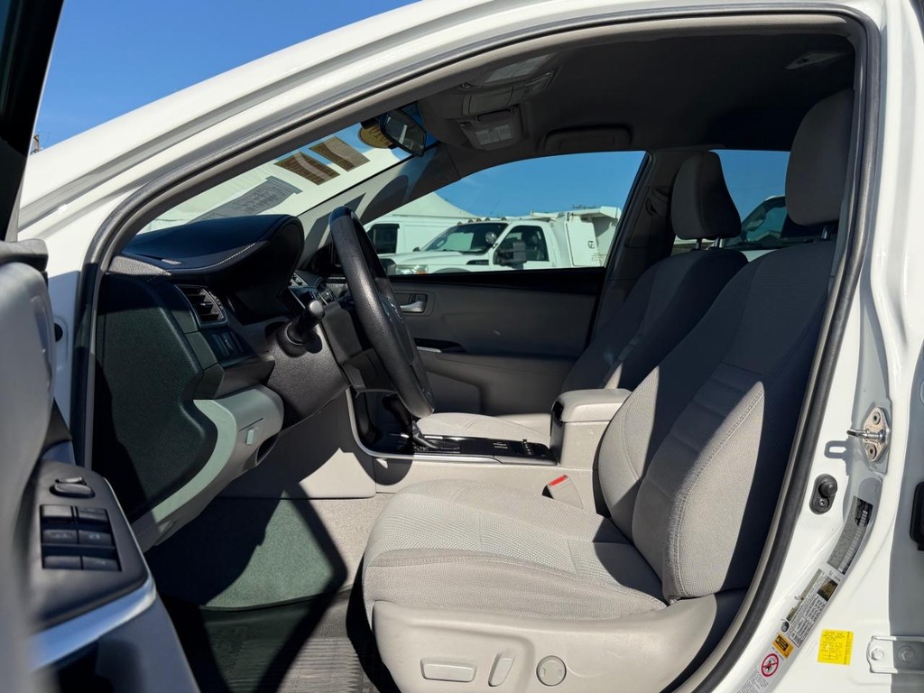 Toyota Camry Hybrid Vehicle Full-screen Gallery Image 17