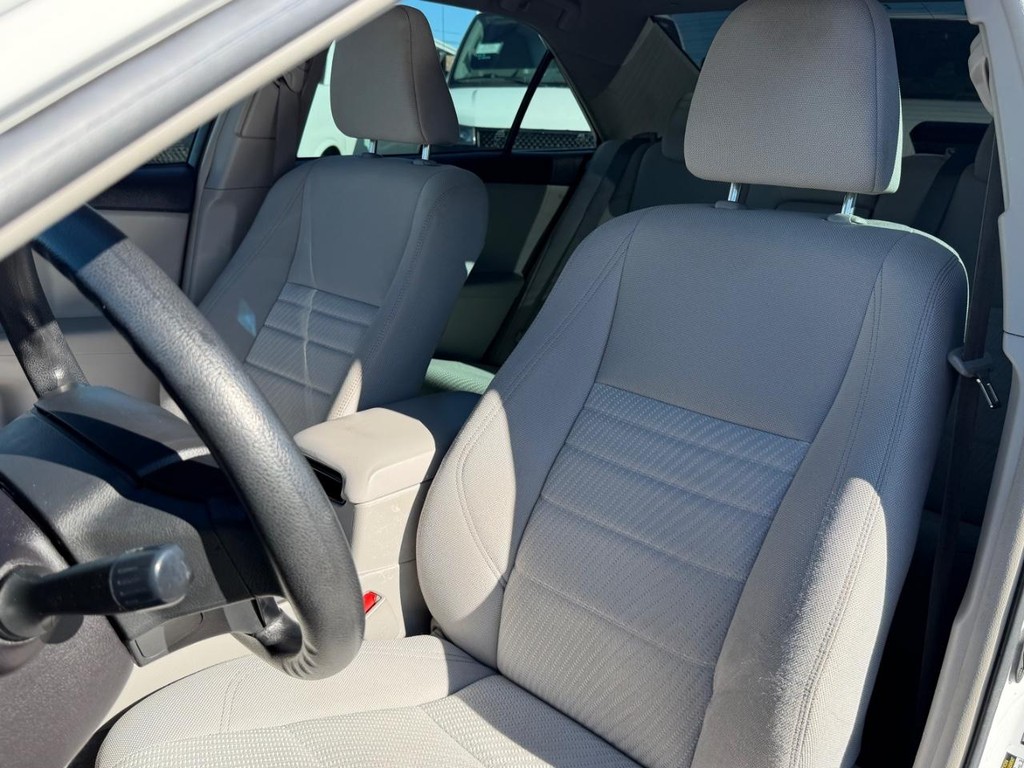 Toyota Camry Hybrid Vehicle Full-screen Gallery Image 18