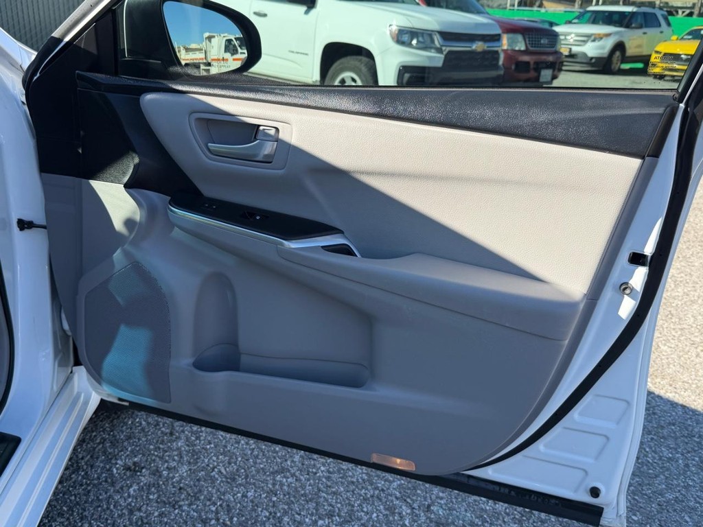 Toyota Camry Hybrid Vehicle Full-screen Gallery Image 19