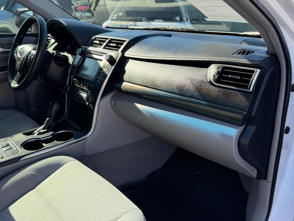 Toyota Camry Hybrid Vehicle Full-screen Gallery Image 20