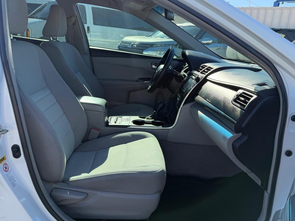 Toyota Camry Hybrid Vehicle Full-screen Gallery Image 21