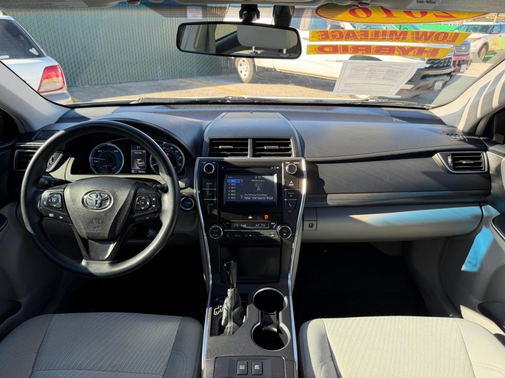 Toyota Camry Hybrid Vehicle Full-screen Gallery Image 23