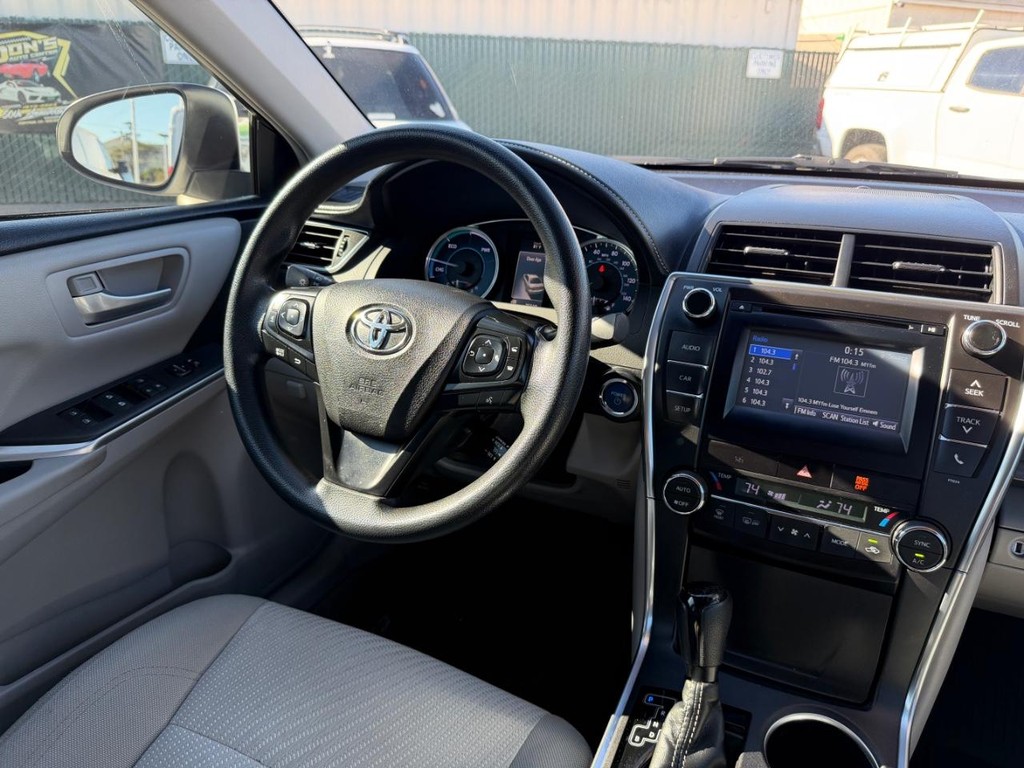 Toyota Camry Hybrid Vehicle Full-screen Gallery Image 24