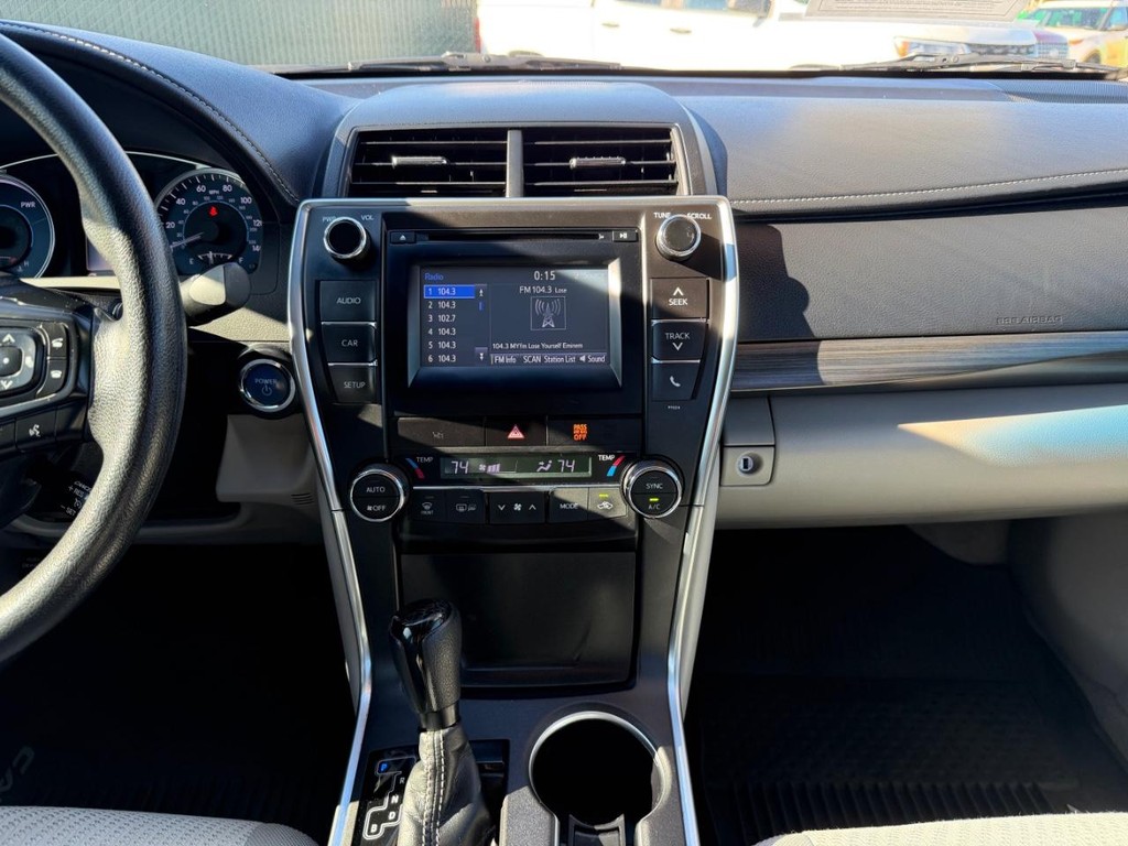 Toyota Camry Hybrid Vehicle Full-screen Gallery Image 25