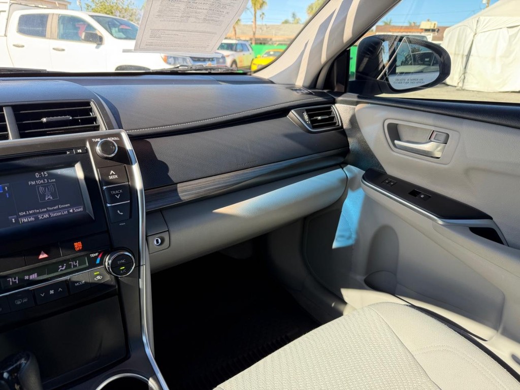 Toyota Camry Hybrid Vehicle Full-screen Gallery Image 26