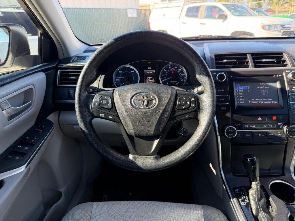 Toyota Camry Hybrid Vehicle Full-screen Gallery Image 27