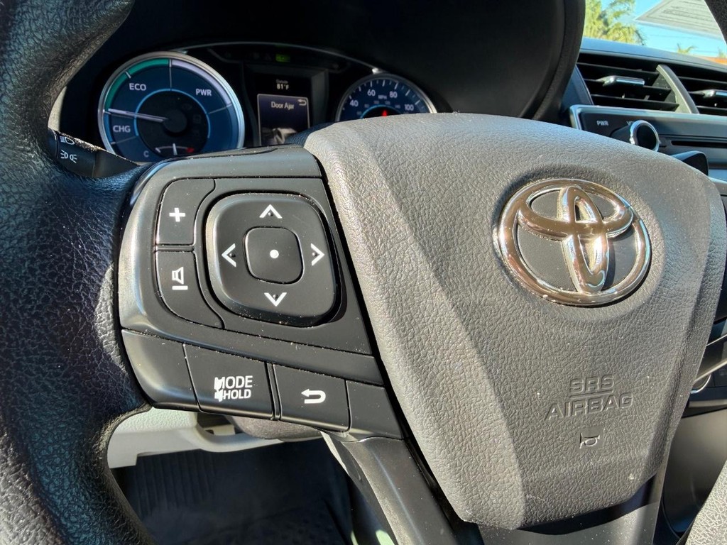 Toyota Camry Hybrid Vehicle Full-screen Gallery Image 28