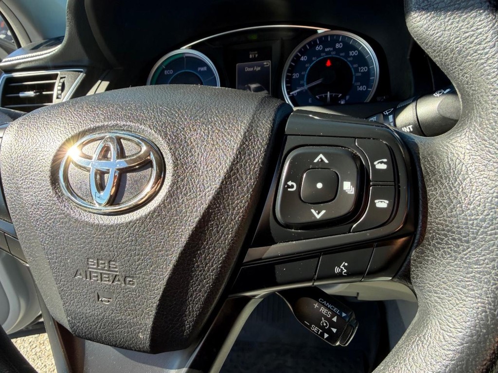 Toyota Camry Hybrid Vehicle Full-screen Gallery Image 29