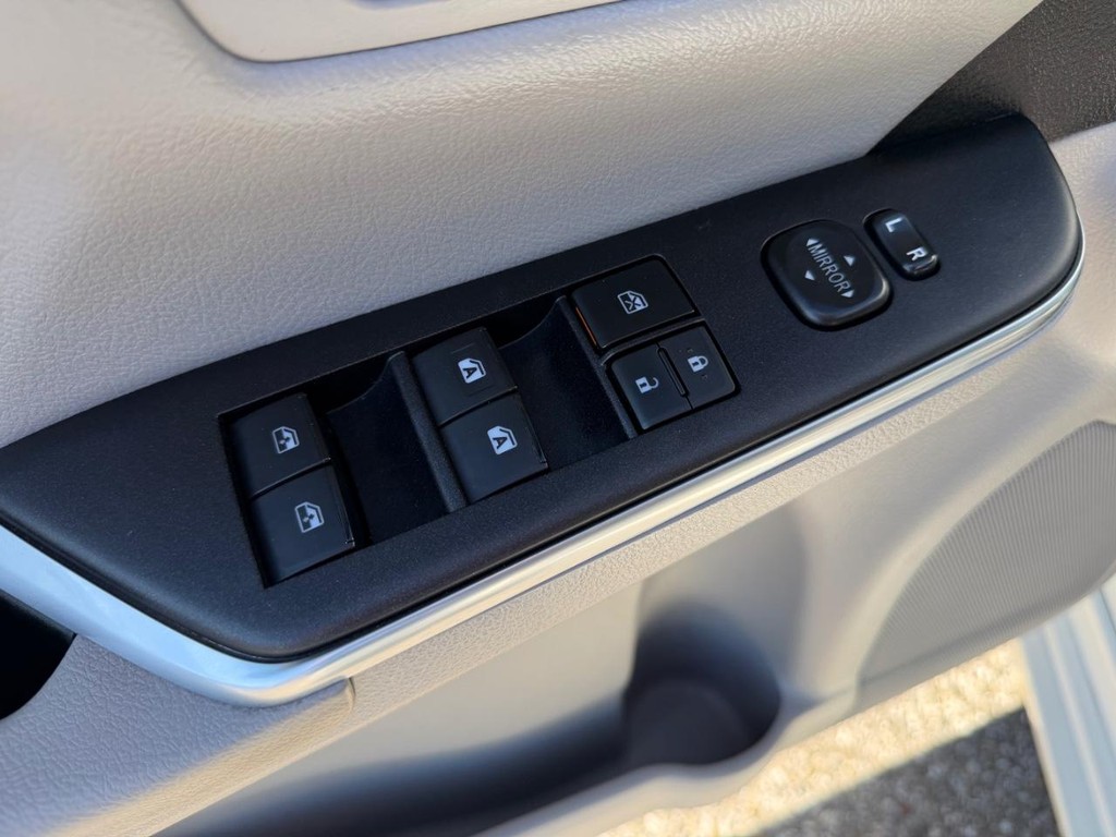 Toyota Camry Hybrid Vehicle Full-screen Gallery Image 31