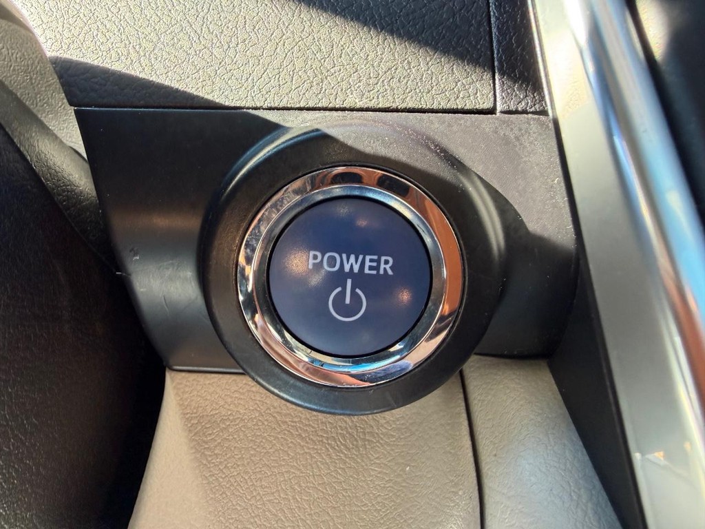 Toyota Camry Hybrid Vehicle Full-screen Gallery Image 32