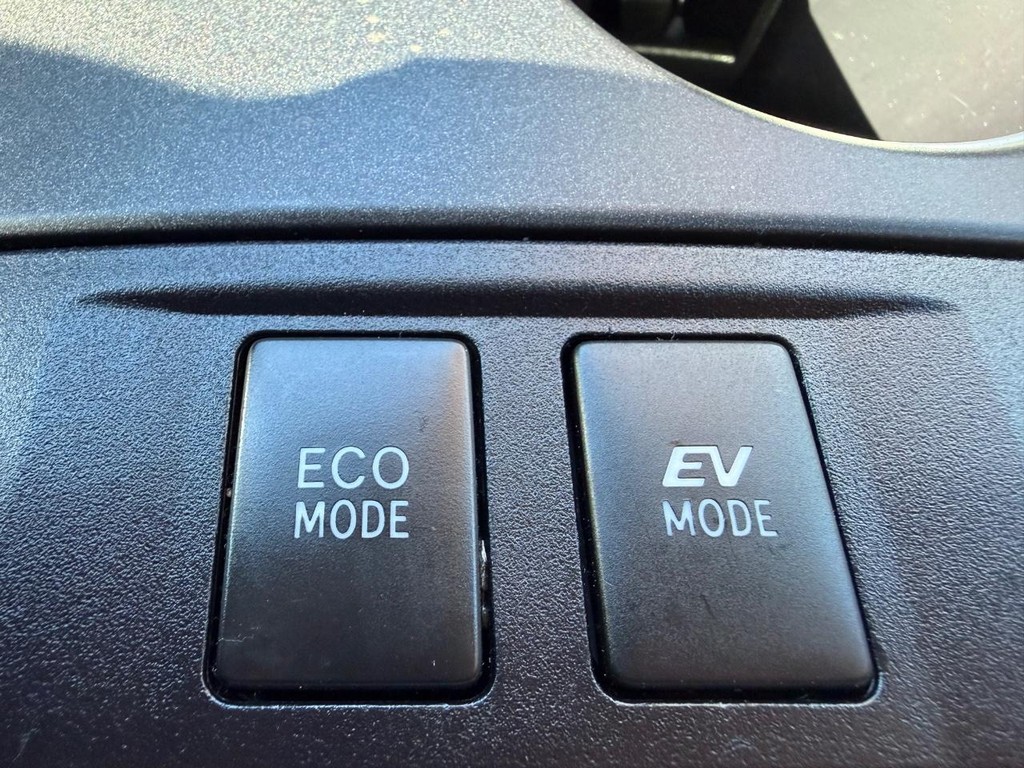 Toyota Camry Hybrid Vehicle Full-screen Gallery Image 33