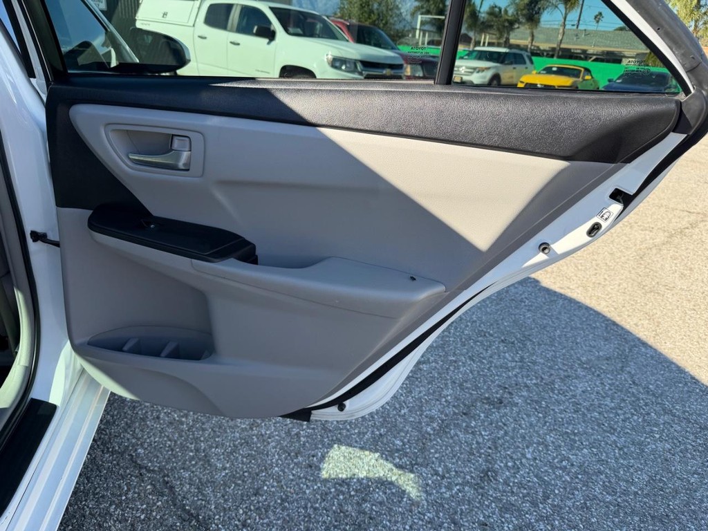 Toyota Camry Hybrid Vehicle Full-screen Gallery Image 34