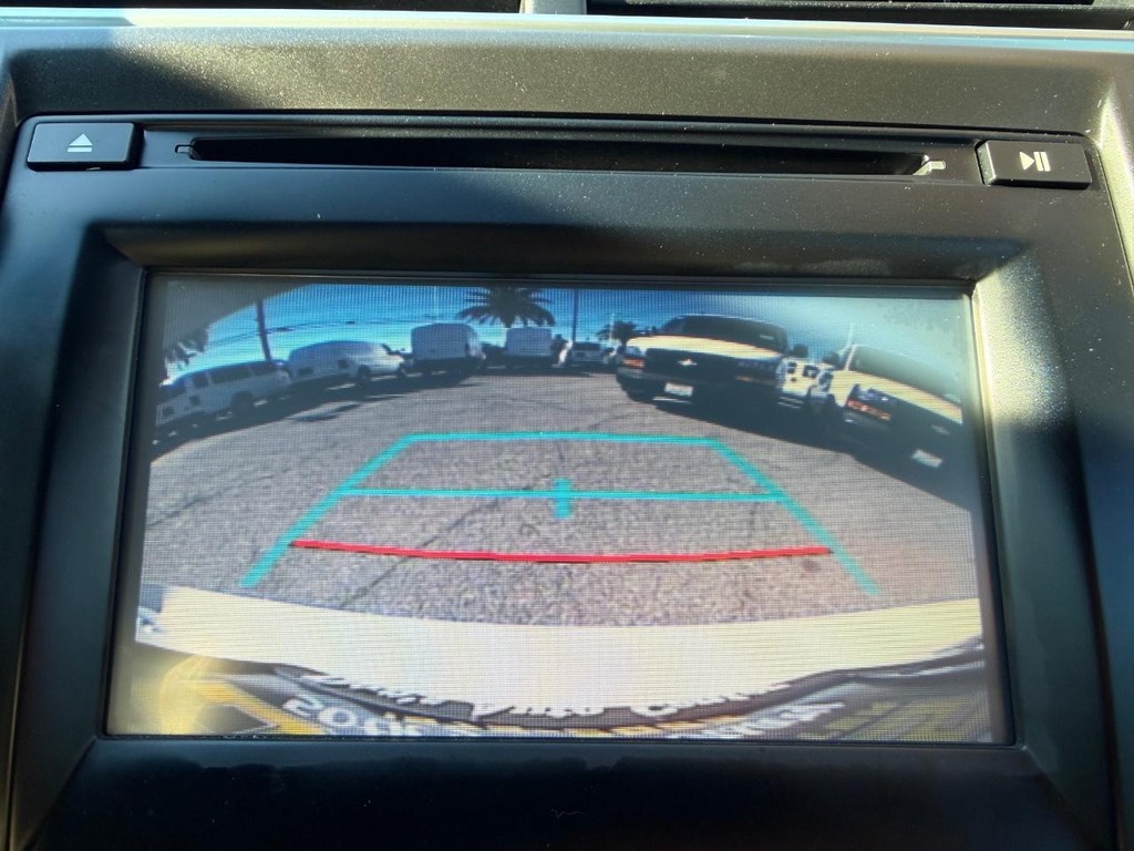 Toyota Camry Hybrid Vehicle Full-screen Gallery Image 38