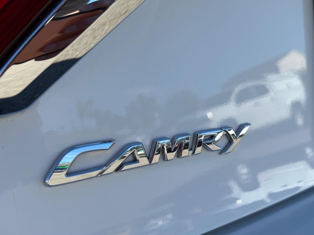 Toyota Camry Hybrid Vehicle Full-screen Gallery Image 39