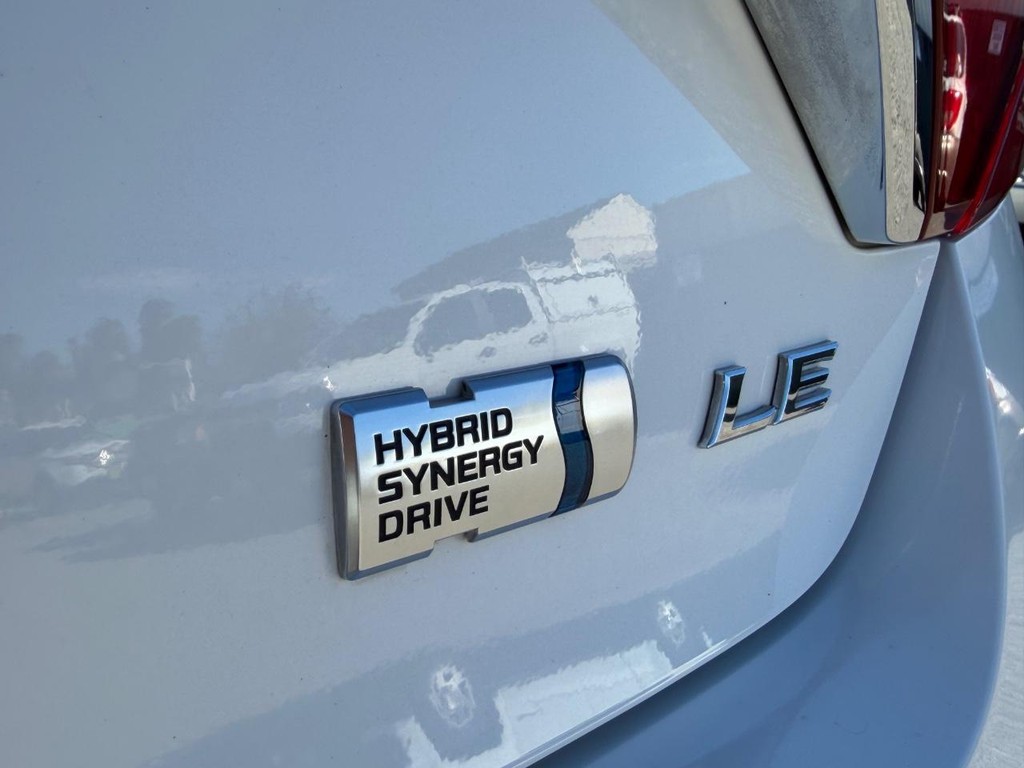 Toyota Camry Hybrid Vehicle Full-screen Gallery Image 40