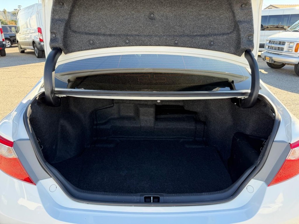 Toyota Camry Hybrid Vehicle Full-screen Gallery Image 41