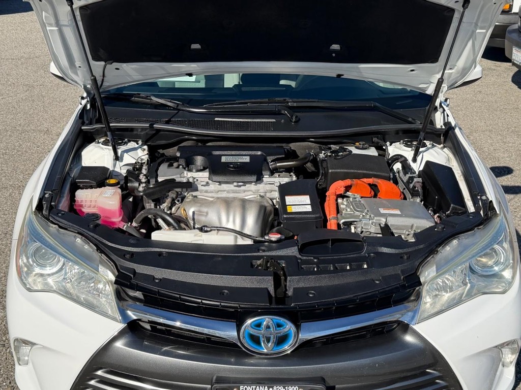 Toyota Camry Hybrid Vehicle Full-screen Gallery Image 42