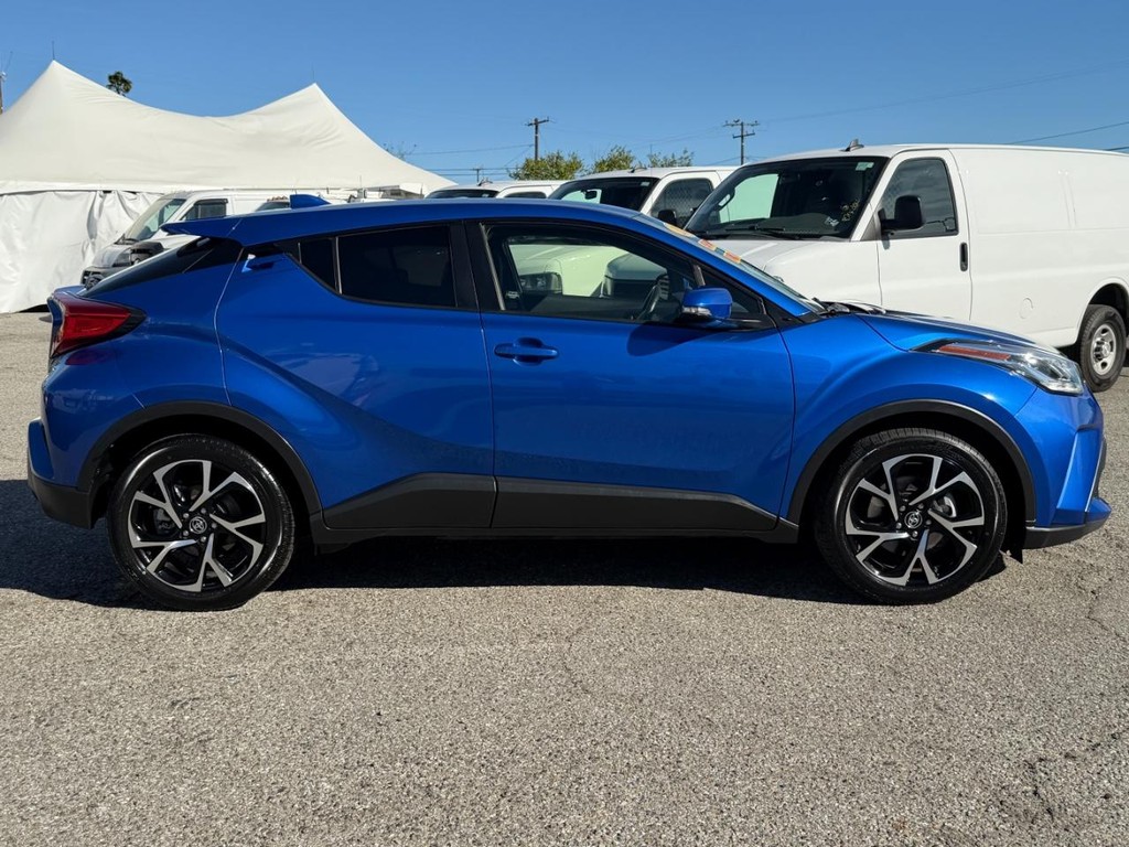 Toyota C-HR Vehicle Full-screen Gallery Image 05