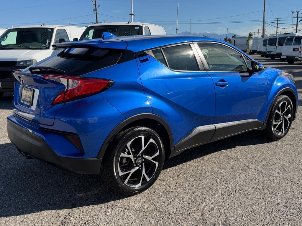 Toyota C-HR Vehicle Full-screen Gallery Image 06