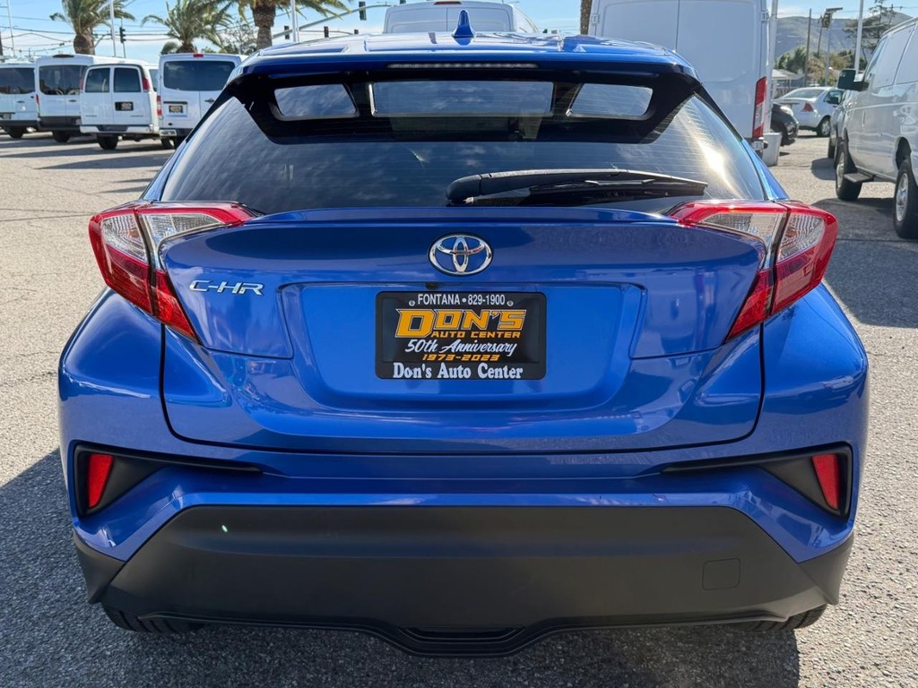 Toyota C-HR Vehicle Full-screen Gallery Image 08