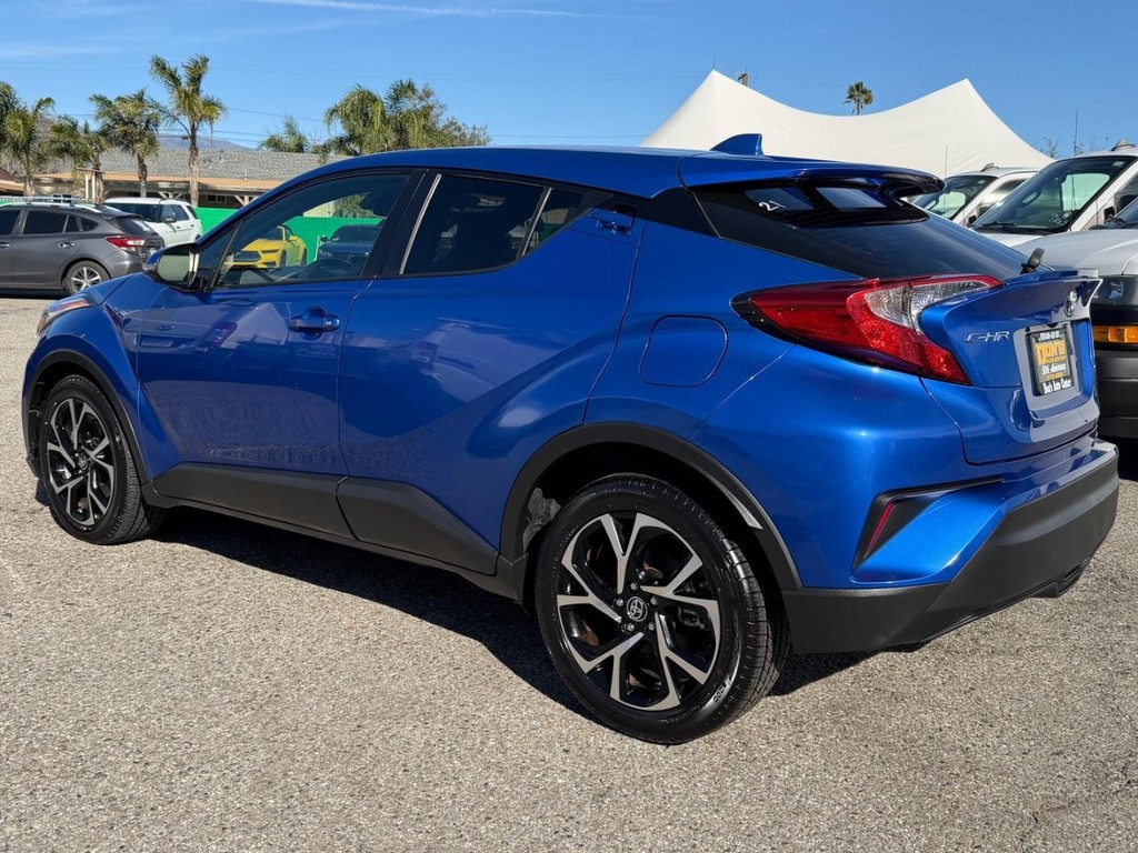 Toyota C-HR Vehicle Full-screen Gallery Image 09