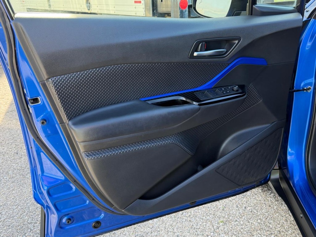 Toyota C-HR Vehicle Full-screen Gallery Image 15