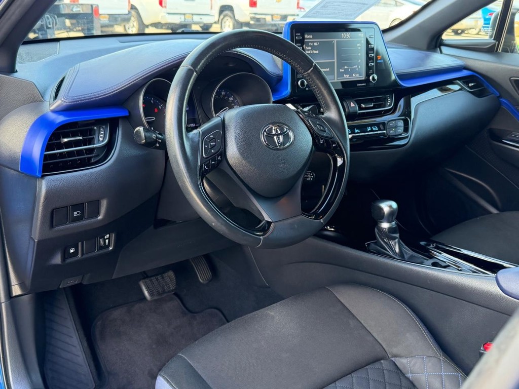 Toyota C-HR Vehicle Full-screen Gallery Image 16