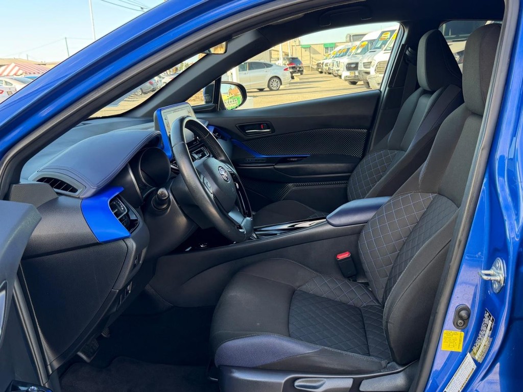 Toyota C-HR Vehicle Full-screen Gallery Image 17