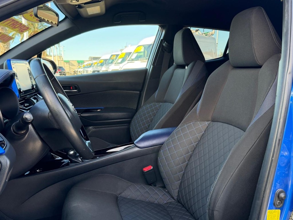 Toyota C-HR Vehicle Full-screen Gallery Image 18