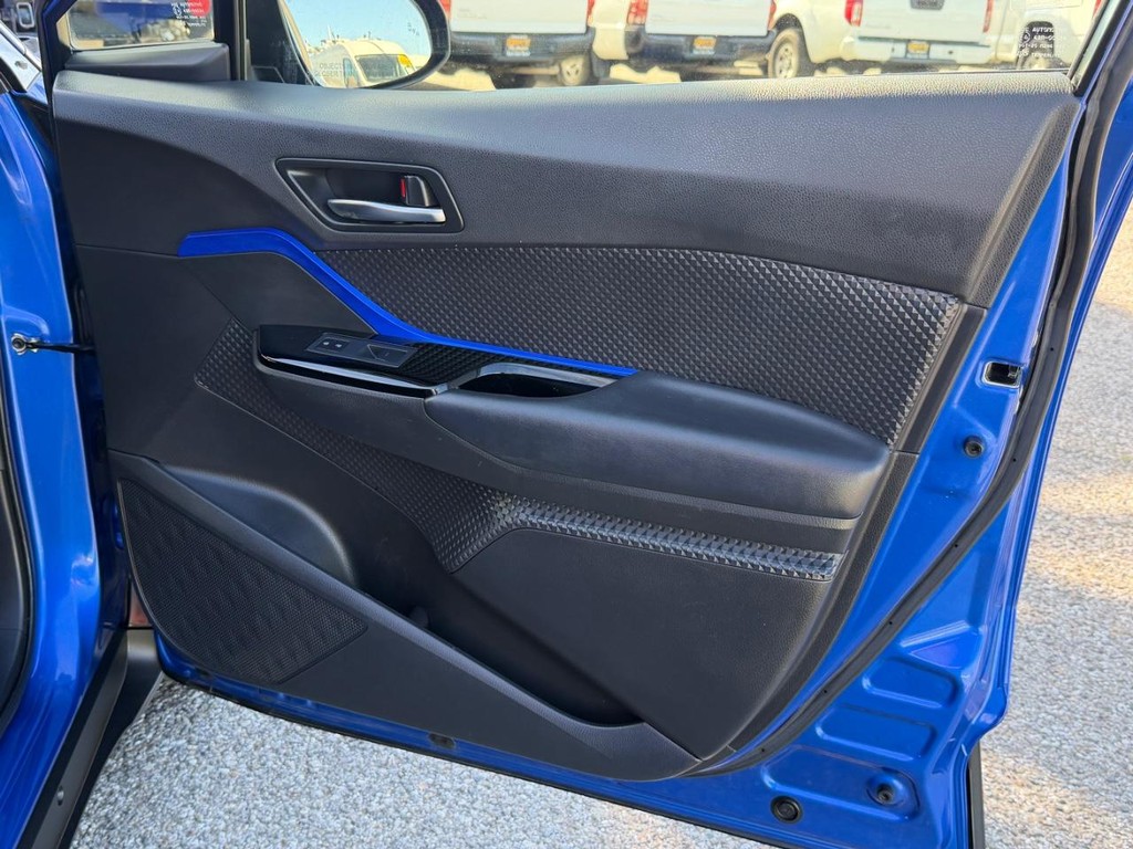 Toyota C-HR Vehicle Full-screen Gallery Image 19